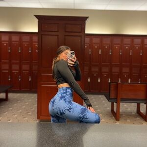 Blue scrunch booty leggings